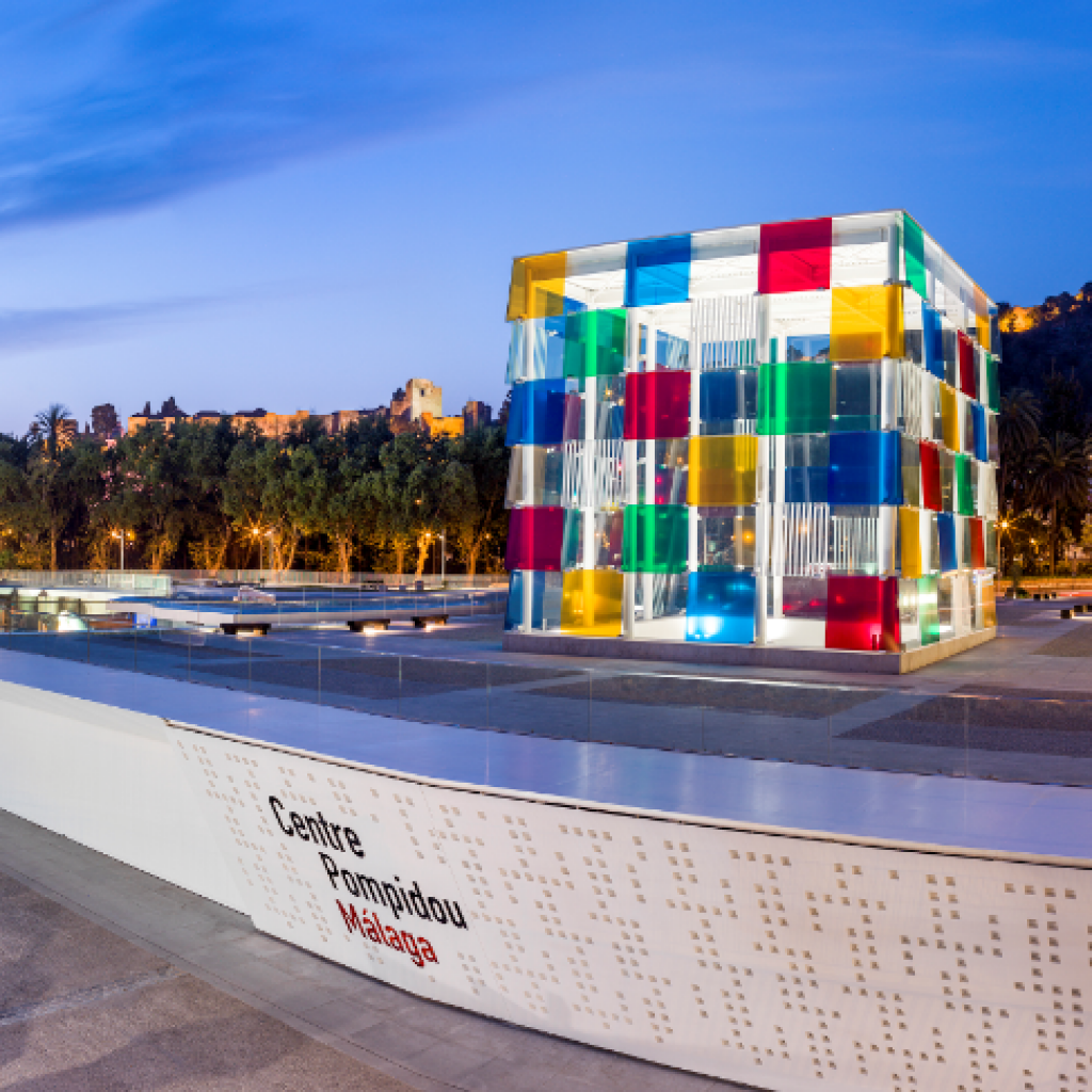 imagen nocturna del Centre Pompidou Málaga