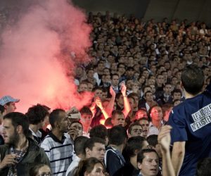 DEMOCRACIA. Ne vous laissez pas consoler. Les idoles n´existent pas. Stade Jacques Chaban-Delmas, Ville de Bordeaux, Francia , 2009 ©DEMOCRACIA © Foto: Ximo Michavila
