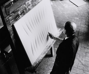 Shunk-Kender, Lucio Fontana trabajando en su estudio, París, ca. 1958 Bibliothèque Kandinsky, Centre Pompidou. Fonds Fontana © Lucio Fontana a través de SIAE 2022