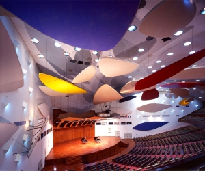 Auditorio principal (1952-1954). Nubes acústicas (1953) de Alexander Calder, Ciudad Universitaria de Caracas. Foto: Paolo Gasparini © Archivo Fundación Villanueva, 2001.